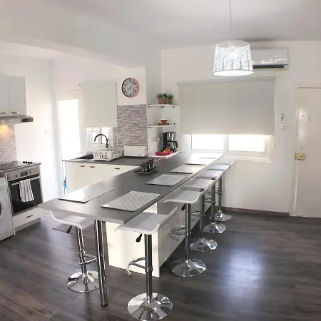 Elegant In City Center Apartment Larnaca